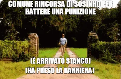 COMUNE RINCORSA DI SOSINHO PER BATTERE UNA PUNIZIONE - (È ARRIVATO STANCO) - (HA PRESO LA BARRIERA) meme