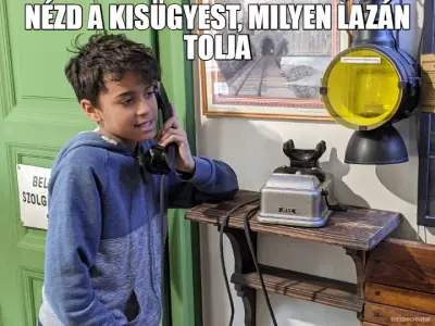 NÉZD A KISÜGYEST, MILYEN LAZÁN TOLJA meme