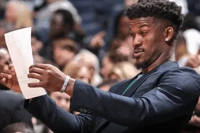 HAMLET READING THE LETTER THAT HE’S SUPPOSED TO GET KILLED IN ENGLAND meme template