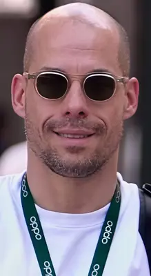 ROBERTO TI PUNTA IL FERRO - CHE FAI? meme template