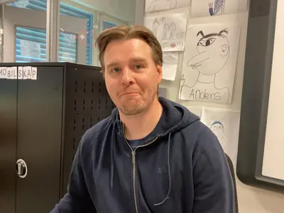 NÅR ET LITE BARN TRYNER - MEN PRØVER Å HOLDE LATTEREN INNE meme template