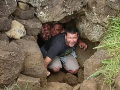 Fanaticos de cavs saliendo de la cueva meme template