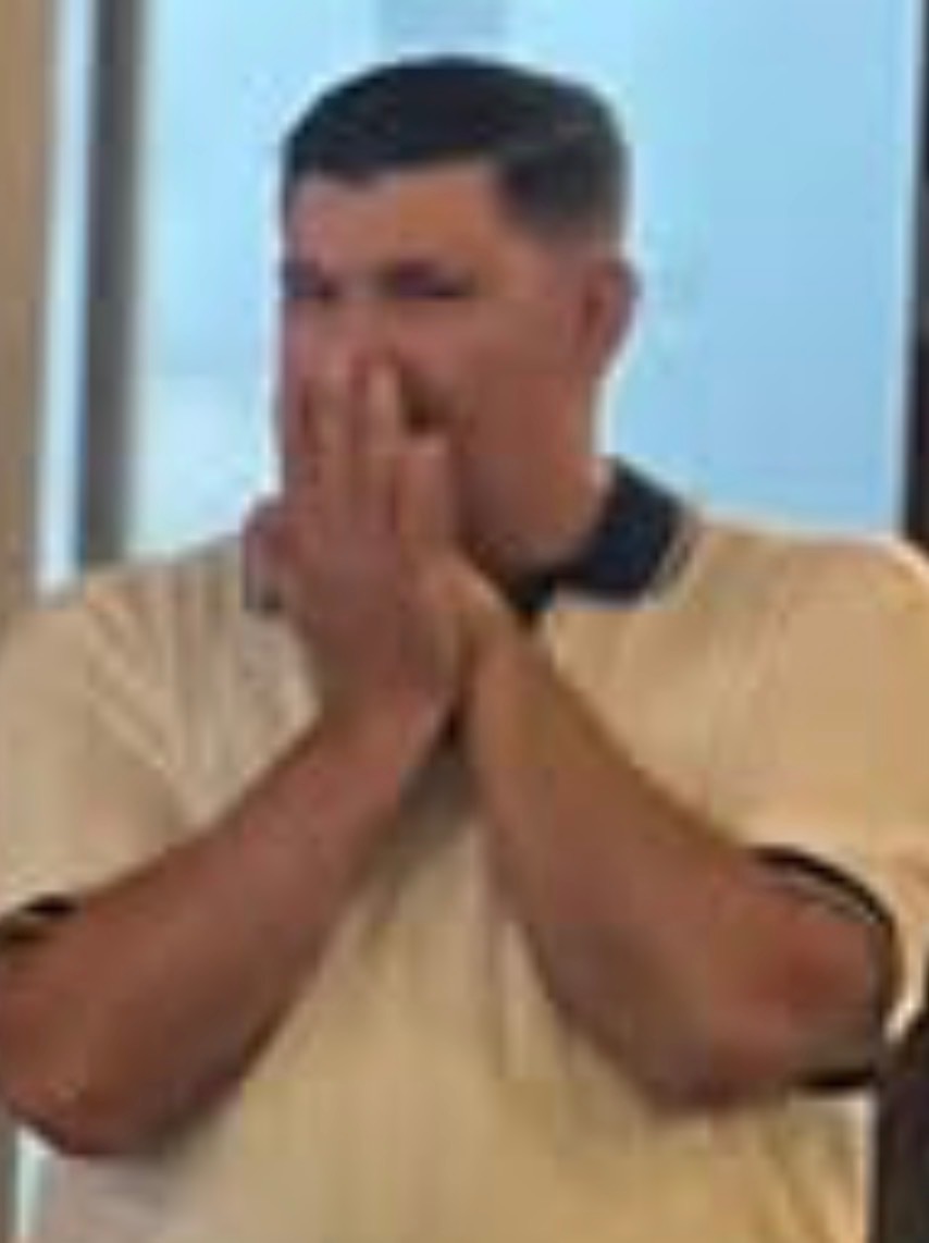 WHEN I SEE THE CLOWN FACE GIRL LOSE QUEEN BUT YOU ARE LOOKING AT A WALL meme template